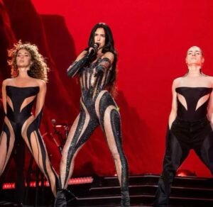 Didde-Mie Lykke Instagram - @lollapalooza with @dualipa last night🦋🪐

120.000 people 🥹 What the hell!