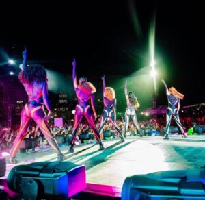 Didde-Mie Lykke Instagram - @lollapalooza with @dualipa last night🦋🪐

120.000 people 🥹 What the hell!