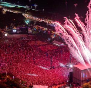 Didde-Mie Lykke Instagram - @lollapalooza with @dualipa last night🦋🪐

120.000 people 🥹 What the hell!