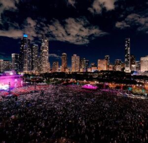 Didde-Mie Lykke Instagram - @lollapalooza with @dualipa last night🦋🪐

120.000 people 🥹 What the hell!