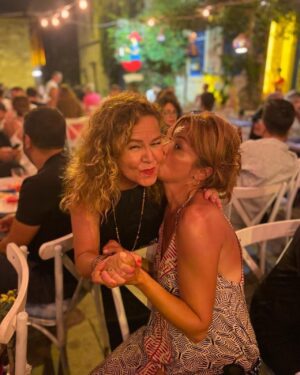 Didem İnselel Instagram - İnsan çok sevdiklerinin yanında bi bırakıyo ki kendini 😜🥰🙏🏼