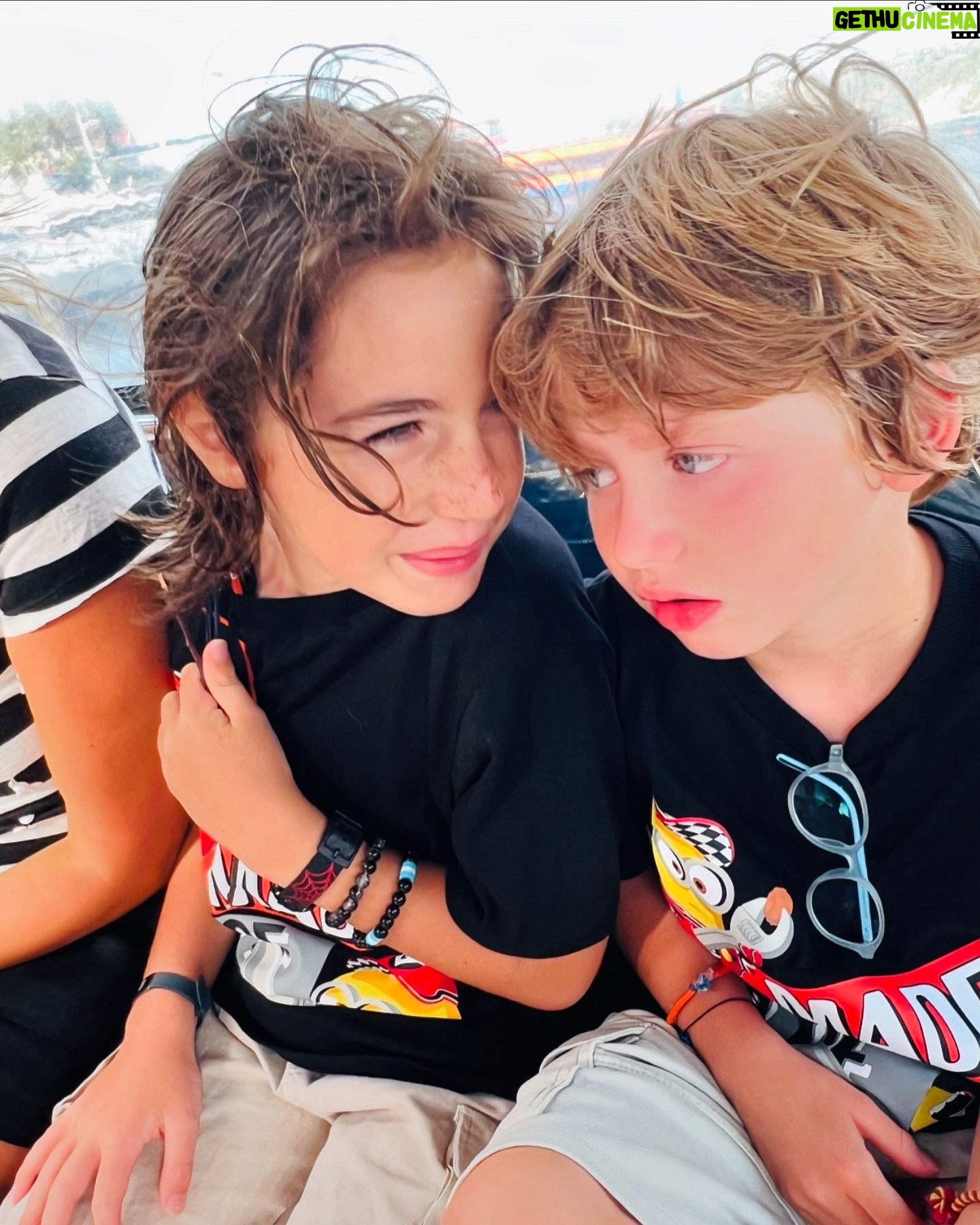 Didem Uzel - 8.8K Likes - Aslan büyüyor… Eskisi gibi yarı türkçe yarı ingilizce bebekçe konuşmuyor. Türkçeyi net akıcı, İngilizceyi de net ve akıcı konuşuyor. Bundan sonra kendisinin bize mutfakta sürprizleri olabilir şimdiden söyliyeyim 🥰 son iki haftadır 3 yıllık dostu şahinle buluşuyor ve yatıya gidip geliyorlar 🥰 Şahin bu hafta ülkesine dönüyor ve Aslan çok üzgün… Bugün giderken ne ağladı ne ağladı. Tabi ben sinyalleri aldım. 2-3 seneye kızlara dökülecek gözyaşlarına fragmandı hepsi 🥰 Velhasıl hoşçakal Şahin @simtenn #bff