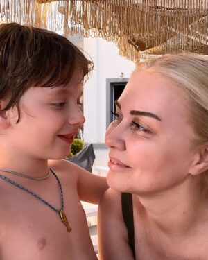 Didem Uzel Instagram - Bir ada gününü daha geri de bıraktık…. Şükretmek için ne çok sebebimiz var 🙏🏻💙 Burası Panteli Beach’de en sevdiğimiz reataurant cafe bar. Adı Ammos #reklam oldu haliyle ama yemekleri, servisi ve kendimizi evinizde gibi hissetmemiz bizden 10 üzeri 10 aldı. Leros Adası günlüğünde kayda geçsin 💙 @ammosbeachbar #lerosisland #greece #reklam