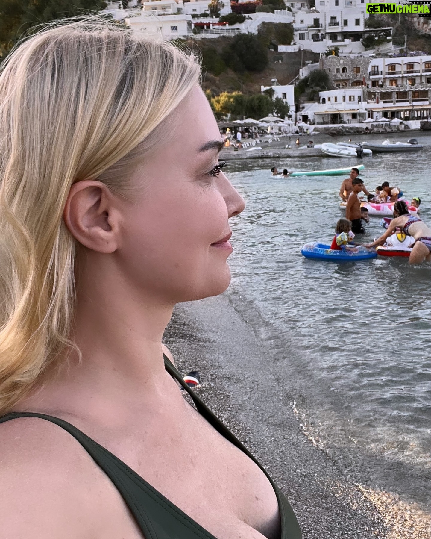 Didem Uzel - 7.7K Likes - Bir ada gününü daha geri de bıraktık…. Şükretmek için ne çok sebebimiz var 🙏🏻💙 Burası Panteli Beach’de en sevdiğimiz reataurant cafe bar. Adı Ammos #reklam oldu haliyle ama yemekleri, servisi ve kendimizi evinizde gibi hissetmemiz bizden 10 üzeri 10 aldı. Leros Adası günlüğünde kayda geçsin 💙 @ammosbeachbar #lerosisland #greece #reklam