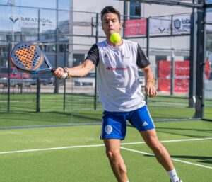 Diego Plaza Instagram - Brutal experiencia jugar al pádel gracias a @sportssantander @santander_es y @metodikaeventos en @rafanadalacademy y poder visitar el @rafanadalmuseum en Manacor! @adidas_es 🎾