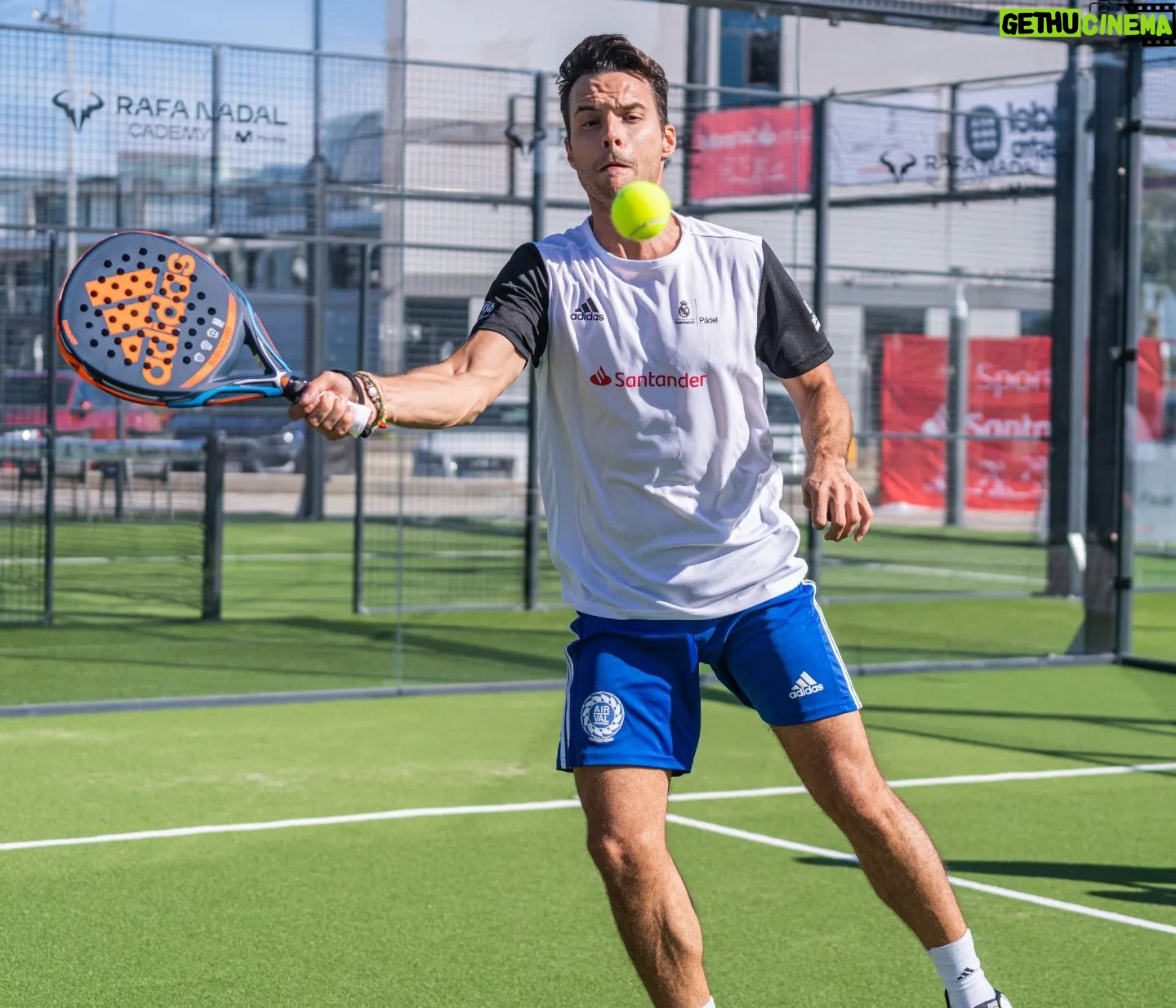 Diego Plaza - 2.5K Likes - Brutal experiencia jugar al pádel gracias a @sportssantander @santander_es y @metodikaeventos en @rafanadalacademy y poder visitar el @rafanadalmuseum en Manacor! @adidas_es 🎾