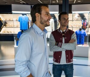 Diego Plaza Instagram - Brutal experiencia jugar al pádel gracias a @sportssantander @santander_es y @metodikaeventos en @rafanadalacademy y poder visitar el @rafanadalmuseum en Manacor! @adidas_es 🎾