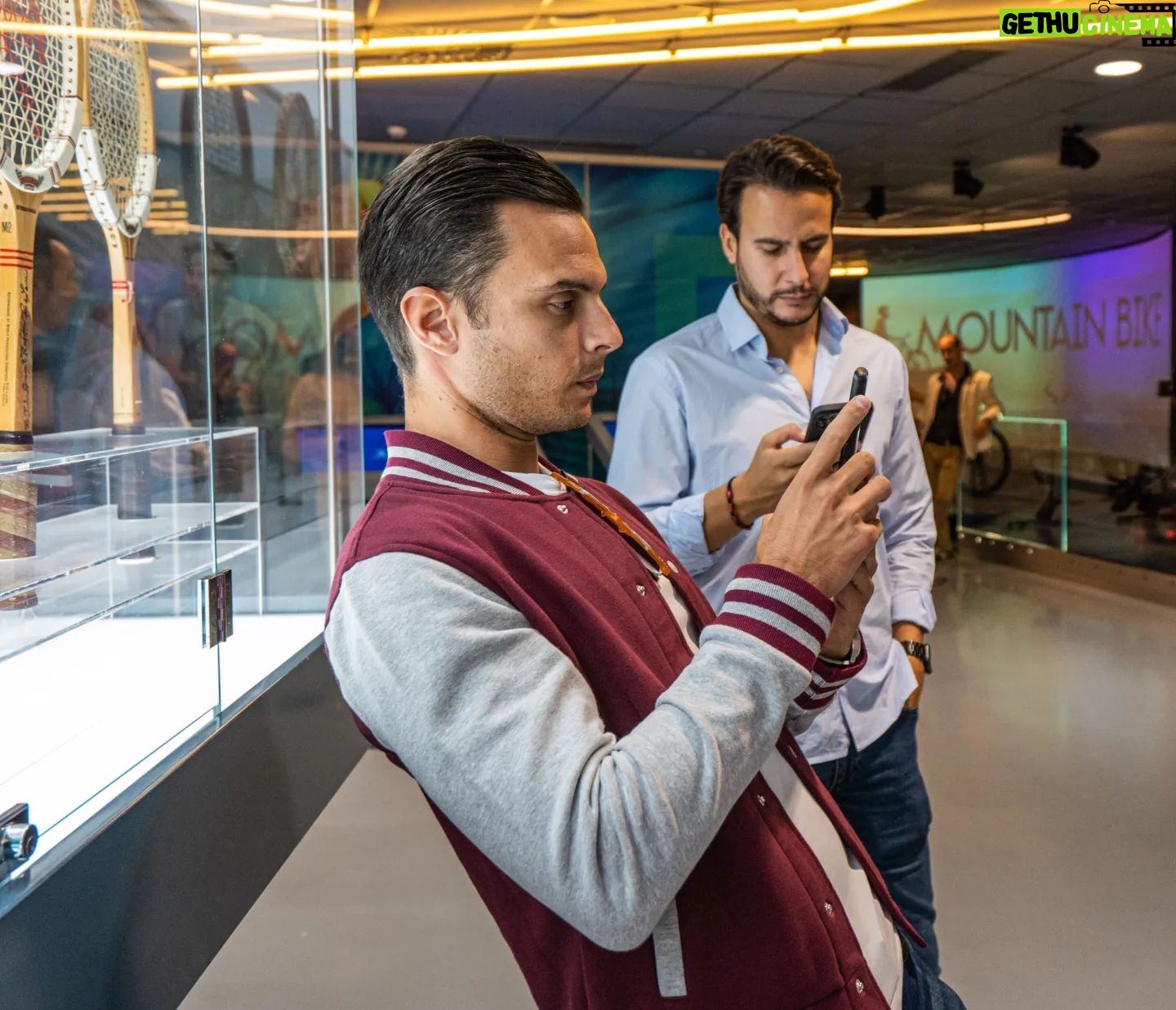 Diego Plaza - 2.5K Likes - Brutal experiencia jugar al pádel gracias a @sportssantander @santander_es y @metodikaeventos en @rafanadalacademy y poder visitar el @rafanadalmuseum en Manacor! @adidas_es 🎾