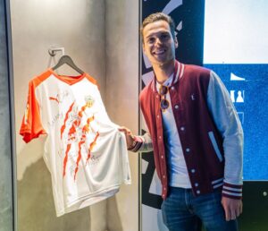 Diego Plaza Instagram - Brutal experiencia jugar al pádel gracias a @sportssantander @santander_es y @metodikaeventos en @rafanadalacademy y poder visitar el @rafanadalmuseum en Manacor! @adidas_es 🎾