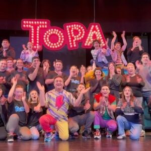 Diego Topa Instagram - Hoy terminamos esta hermosa temporada. Gracias a todo el equipazo de ✨TOPA es Tiempo de Jugar✨. Una obra que se hizo con muchísimo amor. Una temporada maravillosa repleta de buena onda y felicidad. Creo que eso se transmitía desde el escenario. Cada función fue una fiesta. Amo que el clima de trabajo sea tan profesional y a la vez con calidez familiar. 
Gracias al público que nos eligió un año más. 
Gracias a  @elnacionalsancorseguros que abrió sus puertas y nos hizo sentir como en casa. ❤️. Besos y abrazos para todxs. 🥰