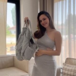 Dilan Telkök Instagram - Doğum artık yaklaşıyor 💙 Ben de heyecanla o günü beklerken yavaş yavaş hazırlıklara başladım. 
Hastane çantam @weebabyturkiye’nin ürünleri ile neredeyse tamamen hazır oldu. Wee Baby hamilelikten itibaren anne ve bebeğin ihtiyaçlarını hassasiyetle, tüm detayıyla düşünmüş 🤍 
Ben zaten organik ve vegan içeriği sayesinde anne ve bebek bakım ürünlerini hamilelik sürecimden itibaren gönül rahatlığıyla kullanıyorum. Bu yüzden yanıma aldıklarımı sizinle de paylaşmak istedim 🌿
#SafSevgiOrganikBakım #weebaby #annelerinbitanesi #işbirliği