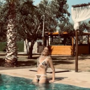 Dilara Aksüyek Instagram - Ben bu gezegene inemedim ve gökyüzü de masmavi 💙