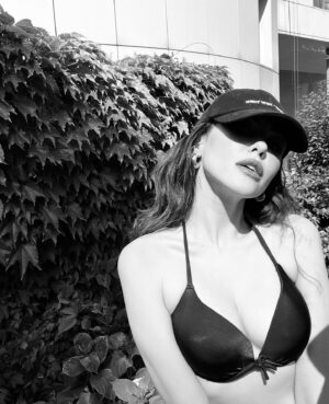 Dilara Aksüyek Instagram - Yaz geldi,hiçbir şeye üzülme ☀️