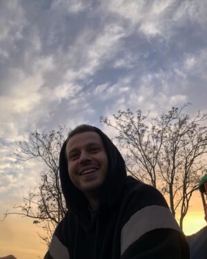 Dilara Mücaviroğlu Instagram - Ama ben inanmam asla mutsuz yarınlara. Öyle olsa sen gelmezdin.. 🕊💛