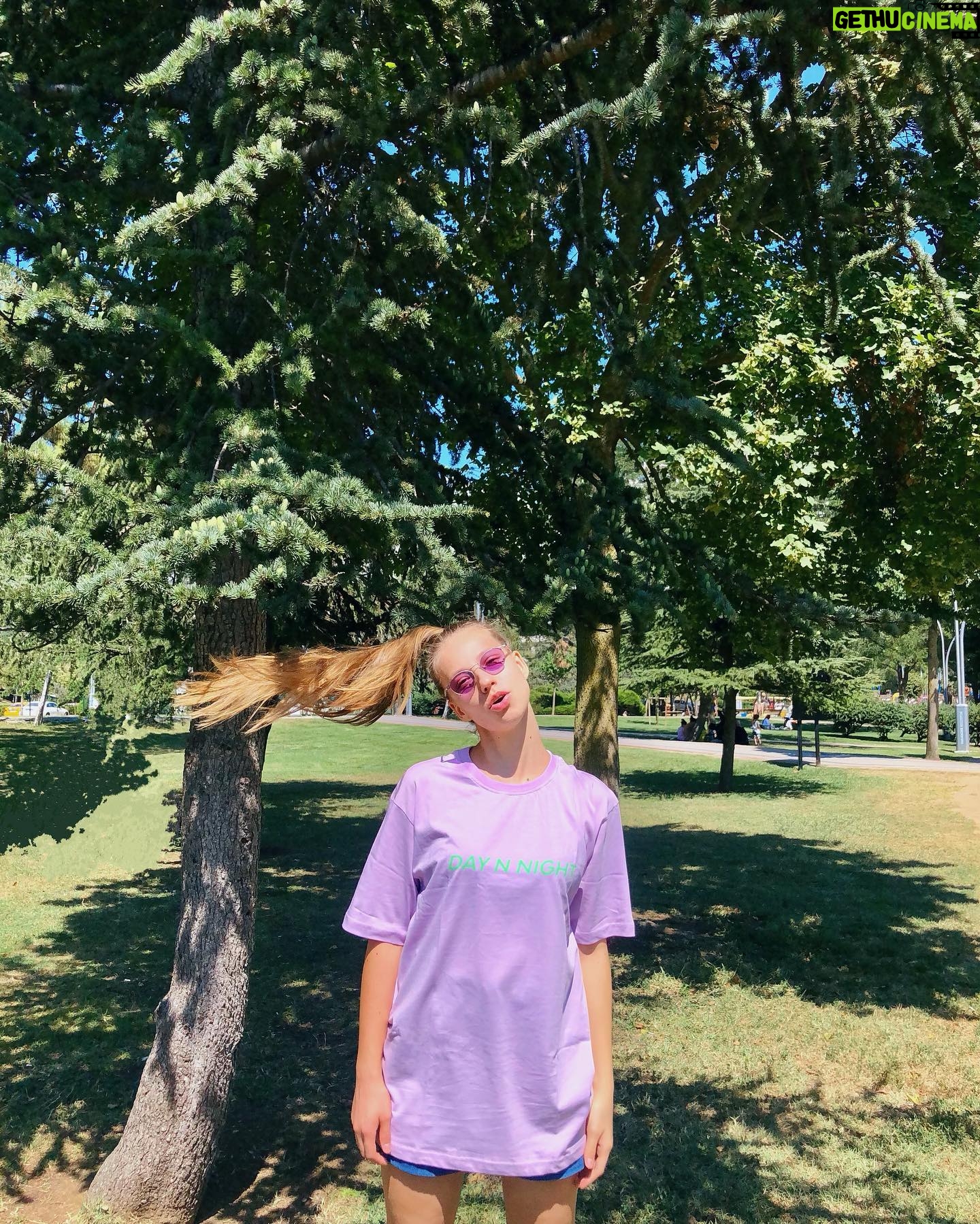 Dilara Mücaviroğlu - 5.8K Likes - Lila💜 @wrinklend İNANILMAZSIN! Çook kaliteli tişörtler var bi göz atın derim😇