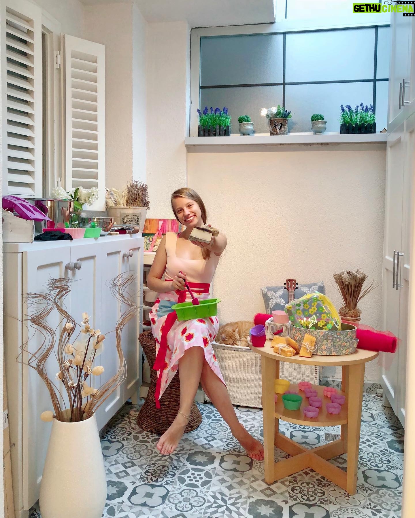 Dilara Mücaviroğlu - 5.7K Likes - Yeni yeniden sabunlar yapmaya başladım!🌿🌼