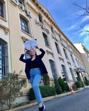 Dilara Mücaviroğlu Instagram - Geçen sene bu zamanlarda mezun olmuştum. Diplomamı almak şimdiye nasip oldu.. 💙🎓