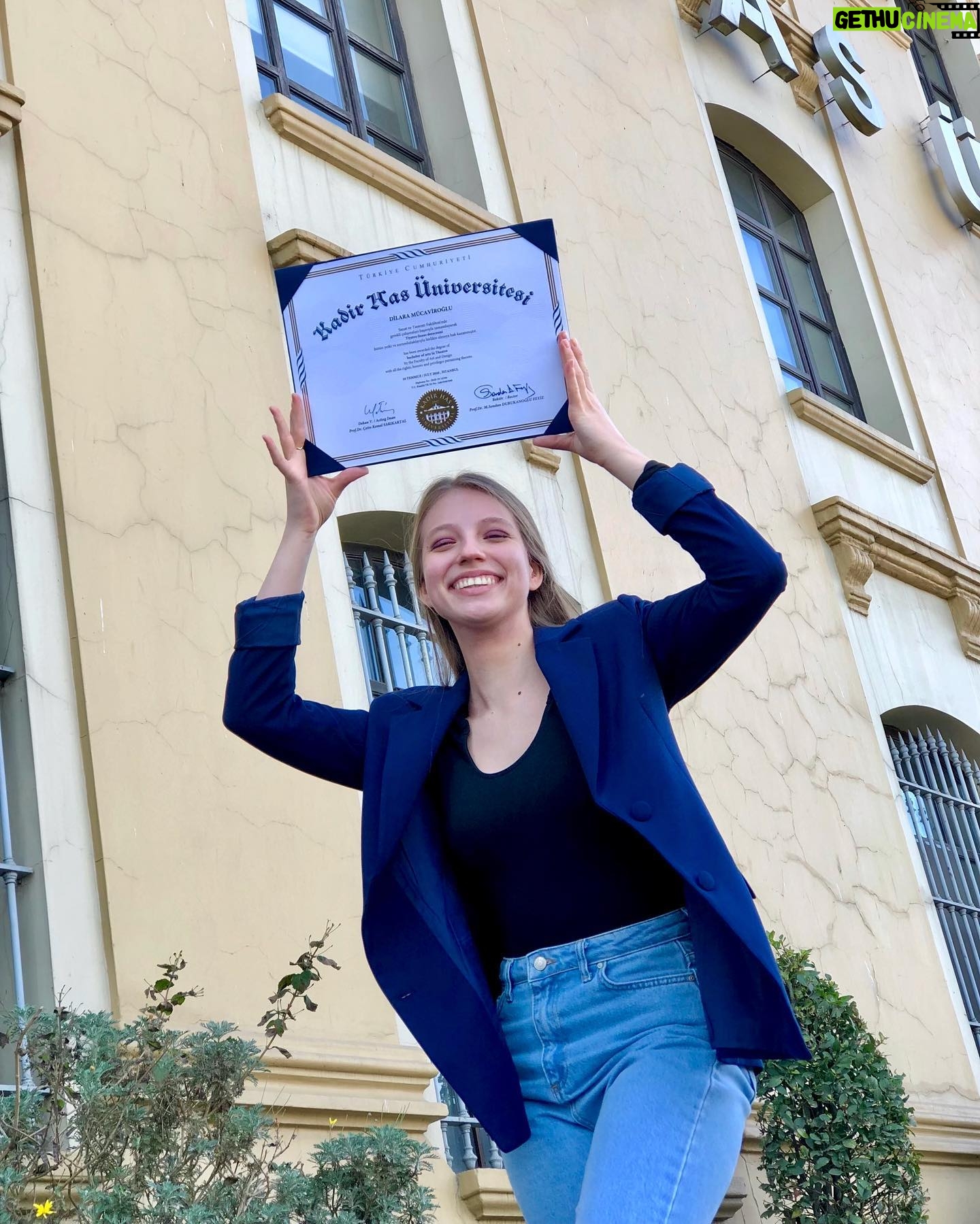 Dilara Mücaviroğlu - 9.8K Likes - Geçen sene bu zamanlarda mezun olmuştum. Diplomamı almak şimdiye nasip oldu.. 💙🎓