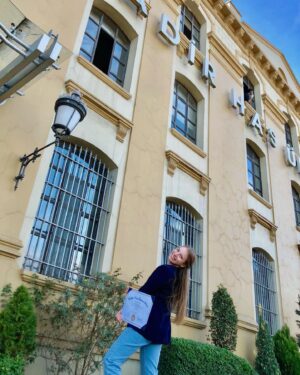 Dilara Mücaviroğlu Instagram - Geçen sene bu zamanlarda mezun olmuştum. Diplomamı almak şimdiye nasip oldu.. 💙🎓