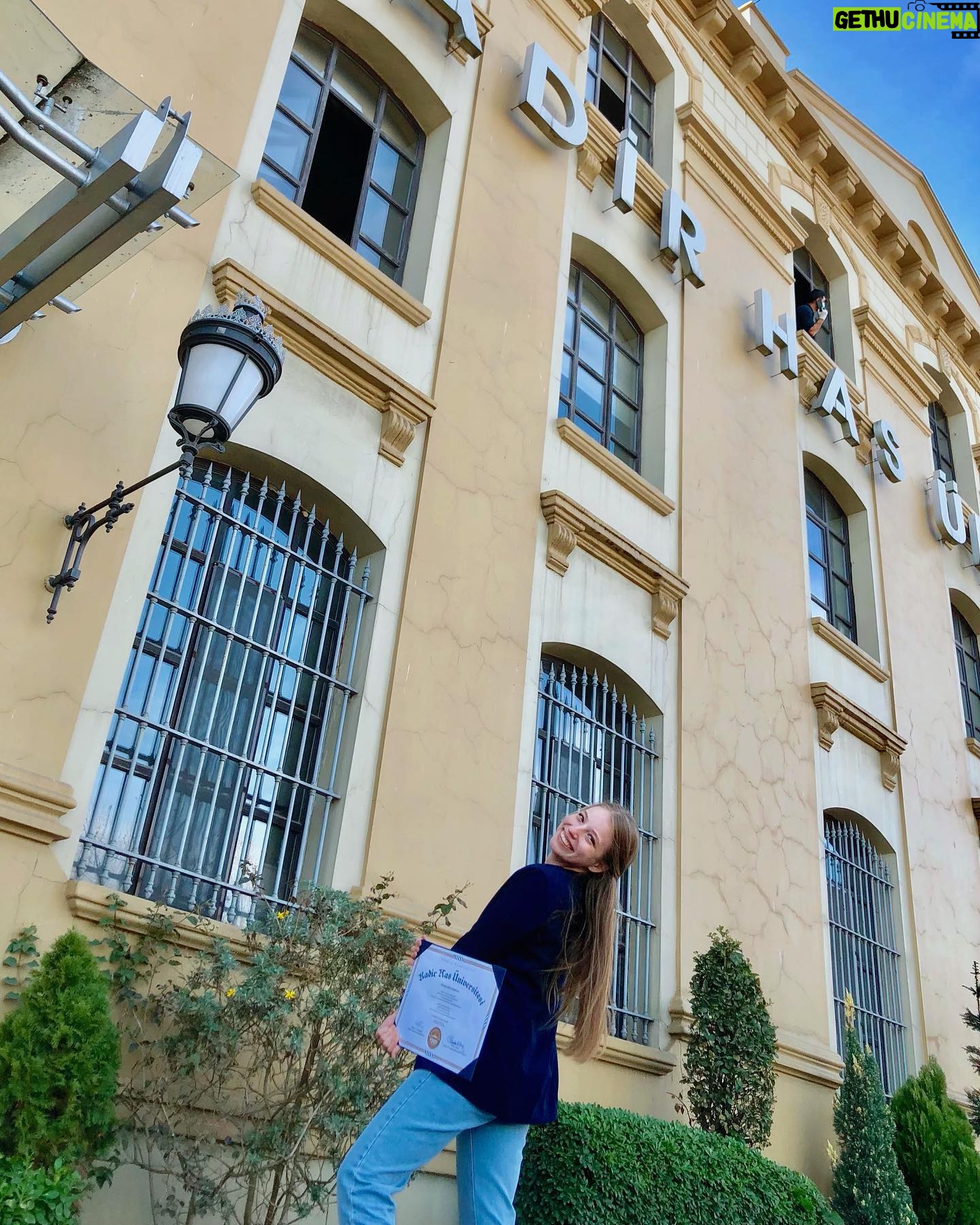 Dilara Mücaviroğlu - 9.8K Likes - Geçen sene bu zamanlarda mezun olmuştum. Diplomamı almak şimdiye nasip oldu.. 💙🎓