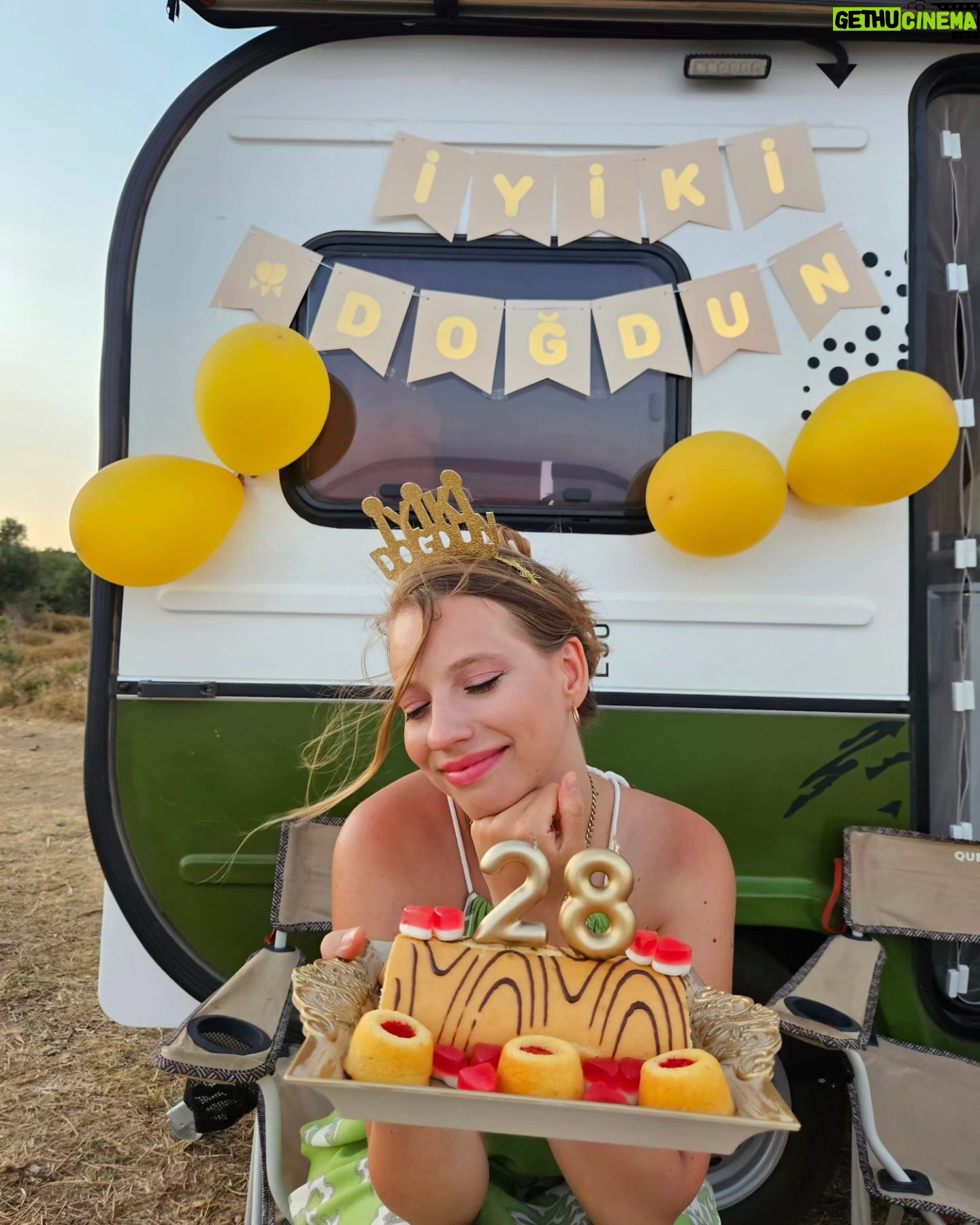 Dilara Mücaviroğlu - 1.3K Likes - Kendimi bildiğim ve ne istediğimi çok iyi bildiğim, çook aşık olduğum...bence en güzel yaşım! Hoşgeldin.. Tüm güzelliklerin ve mutluluğunla geldin bana, binlerce kez şükürler olsun🙏🏻🌳💝🌞🎂