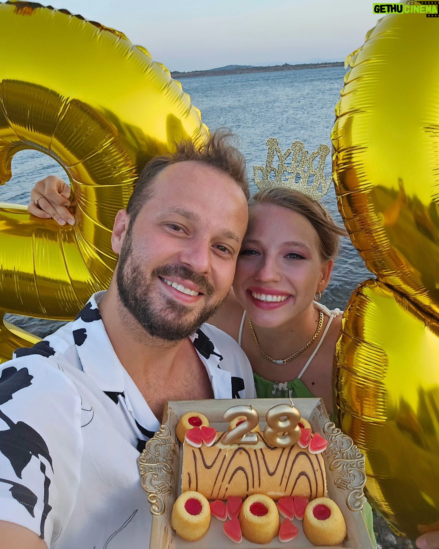 Dilara Mücaviroğlu - 1.3K Likes - Kendimi bildiğim ve ne istediğimi çok iyi bildiğim, çook aşık olduğum...bence en güzel yaşım! Hoşgeldin.. Tüm güzelliklerin ve mutluluğunla geldin bana, binlerce kez şükürler olsun🙏🏻🌳💝🌞🎂