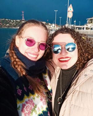 Dilara Mücaviroğlu Instagram - Anı'mm sağlıklı, ailelerimiz ve hep birlikte olduğumuz nice mutlu çook güzel yaşların olsun! 💜🌸 İyi ki doğmuşsun 22 senelik dostum, can arkadaşım seni çok seviyorum çook! 👩🏻‍🤝‍👩🏼💞🎂💐🌺