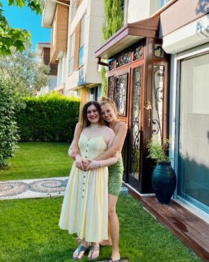 Dilara Mücaviroğlu Instagram - Anı'mm sağlıklı, ailelerimiz ve hep birlikte olduğumuz nice mutlu çook güzel yaşların olsun! 💜🌸 İyi ki doğmuşsun 22 senelik dostum, can arkadaşım seni çok seviyorum çook! 👩🏻‍🤝‍👩🏼💞🎂💐🌺