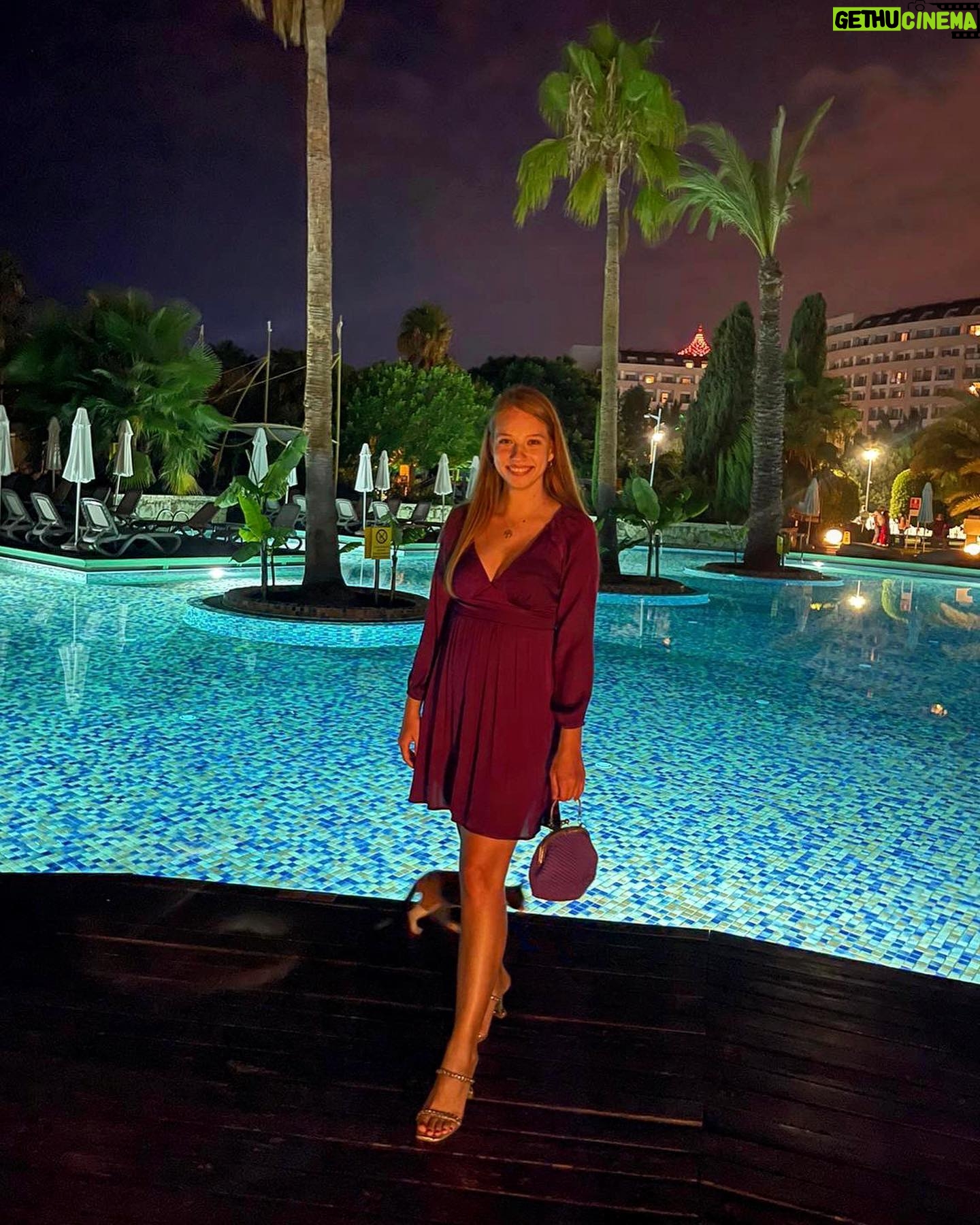 Dilara Mücaviroğlu - 3.7K Likes - 🌴💜