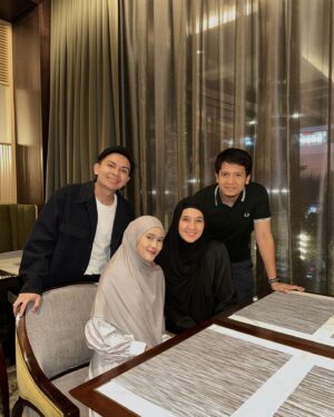 Dimas Seto Instagram - semalam diajak dinner sama pasangan paling bucin🤍💫