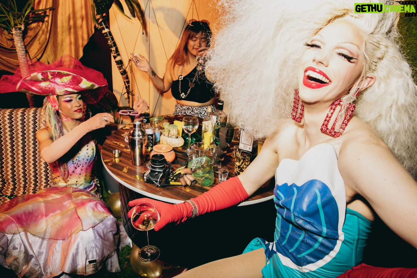 Dimitri Nana-Côté - 248 Likes - ⚜️BONNE FÊTE NATIONALE LES BABES!⚜️
📸 @jeansebastiensenecal
🧚 @poe.mtl
🤡🤡🤡 @petula_claque @kikiwannakaikai & @emm.otionaldamage
#fetenationale #drag #dragqueen #photography #photoshoot #partydesoussol #drinkreponsibly