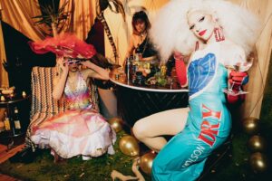 Dimitri Nana-Côté Instagram - ⚜️BONNE FÊTE NATIONALE LES BABES!⚜️

📸 @jeansebastiensenecal
🧚 @poe.mtl
🤡🤡🤡 @petula_claque @kikiwannakaikai & @emm.otionaldamage

#fetenationale #drag #dragqueen #photography #photoshoot #partydesoussol #drinkreponsibly