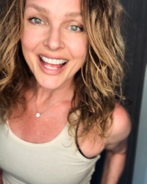 Dina Meyer Instagram - The secret to growing older gracefully, is keeping in touch with your inner child.

Eating right, staying hydrated and shaking your tush from time to time also helps.

So does a ring light.
😉💡

You’re welcome!
❤️❤️❤️

#smile #laugh #dance #healthy #healthylifestyle #motivation #inspiration #sexy #sassy #fun #strong #instagram #instadaily #instalike #instagood #secret #teamDiz #starshiptroopers #saw #90210 #friends