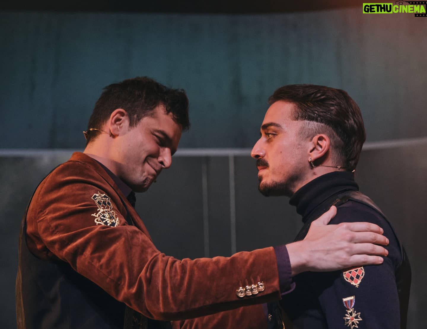 Diogo Martins - 2.5K Likes - Chegou o grande dia. A estreia de um desafio que nunca tive em teatro e onde tenho aprendido com os melhores. Felizmente a sorte tem me acompanhado em grande parte dos projetos que faƧo e este Ć© um deles. Especial š
RICARDO III de William Shakespeare no @teatrodatrindade , encenado pelo @marcopalco13 a quem agradeƧo sempre, e brilhantemente protagonizado pelo @diogoinfanteoficial šš»
Num grupo que tenho como referĆŖncia todos os atores que fazem parte, Silvia Filipe, VirgĆlio Castelo, @guilhermefilipe52 , @gabrielalrbarros , @romeuvala , @joao_p_vicente , @joaojesus__ , @brandao.de.mello , @gansaconstanca , @joanantunes_ , @inesmloureiro e obviamente que suportados pela maravilhosa equipa tĆ©cnica do teatro.
Estamos atĆ© 31 de Janeiro por isso reservem jĆ” o vosso bilhete šš»
Agradecer ao maravilhoso @dino_alves_eu que tĆ£o bem nos vestiu šš»
Ph: @filipeferreiraphoto š¤š»
@carrelosquad #aculturaĆ©segura ā¤