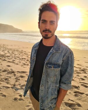 Diogo Martins Instagram - É este para mim o sítio ideal para organizar ideias, onde consigo parar e pensar em como ser melhor e carregar-me de boas energias. O mar é o princípio de uma outra dimensão, faz bem pra caraças à alma 🤘🏻