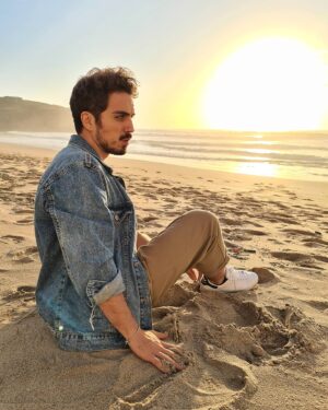 Diogo Martins Instagram - É este para mim o sítio ideal para organizar ideias, onde consigo parar e pensar em como ser melhor e carregar-me de boas energias. O mar é o princípio de uma outra dimensão, faz bem pra caraças à alma 🤘🏻