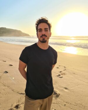 Diogo Martins Instagram - É este para mim o sítio ideal para organizar ideias, onde consigo parar e pensar em como ser melhor e carregar-me de boas energias. O mar é o princípio de uma outra dimensão, faz bem pra caraças à alma 🤘🏻