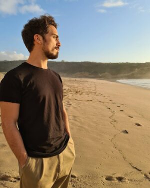 Diogo Martins Instagram - É este para mim o sítio ideal para organizar ideias, onde consigo parar e pensar em como ser melhor e carregar-me de boas energias. O mar é o princípio de uma outra dimensão, faz bem pra caraças à alma 🤘🏻