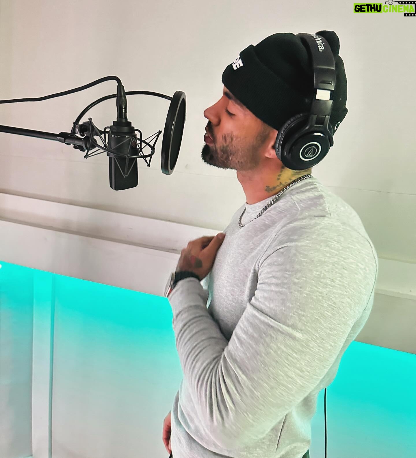 Dion Rome - 3 Likes - like a prison escape you ain’t stopping my shine..