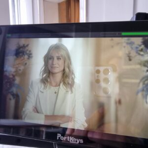 Dionne Stax Instagram - Een ‘behind the scenes’ van alweer het zevende(!) seizoen Van Onschatbare Waarde, dat VANAVOND om 21.05 op NPO1 begint! Kijken jullie? ⬇️

1. De experts, met dit jaar 2 nieuwe gezichten: de broers Roeland en Sebastiaan
2. Bloemetjesgordijn
3. Team ❤️ 
4. Stilleven van de ‘objectkamer’, waar experts de verkoper ontmoeten en we na de verkoop nog even napraten
5. Regisseur Dolf is het niet eens met wat ik zojuist heb verteld
6. Inspreken met m’n te gekke eindredacteur Marlies
7. Babbelen met de verkopers
8. Shot van een shot 
9. Juul en Bernhard saying hi
10. Vanavond dus om 21.05 @omroepmax_ op NPO1