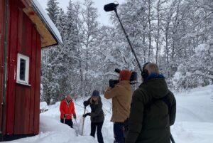 Dionne Stax Instagram - Het afgelopen jaar heb ik 6 gezinnen gevolgd die ervoor kozen om te gaan wonen in het hoge Noorden. Door alle seizoenen heen gunden zij mij een blik in hun bijzondere leven, waarin de zomers kort zijn en de winters lang en donker. Rust, ruimte, zelfredzaamheid en keihard werken. Wat een bikkels 🤍 En ik durf stiekem wel te zeggen dat ze mij zo nu en dan flink aan het denken hebben gezet…

Het Hoge Noorden, vanaf maandag 27 maart om 20.30 op NPO1

📸 @samie.tv