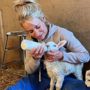 Dionne Stax Instagram - Het afgelopen jaar heb ik 6 gezinnen gevolgd die ervoor kozen om te gaan wonen in het hoge Noorden. Door alle seizoenen heen gunden zij mij een blik in hun bijzondere leven, waarin de zomers kort zijn en de winters lang en donker. Rust, ruimte, zelfredzaamheid en keihard werken. Wat een bikkels 🤍 En ik durf stiekem wel te zeggen dat ze mij zo nu en dan flink aan het denken hebben gezet…

Het Hoge Noorden, vanaf maandag 27 maart om 20.30 op NPO1

📸 @samie.tv