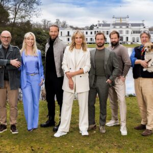 Dionne Stax Instagram - Een ‘behind the scenes’ van alweer het zevende(!) seizoen Van Onschatbare Waarde, dat VANAVOND om 21.05 op NPO1 begint! Kijken jullie? ⬇️

1. De experts, met dit jaar 2 nieuwe gezichten: de broers Roeland en Sebastiaan
2. Bloemetjesgordijn
3. Team ❤️ 
4. Stilleven van de ‘objectkamer’, waar experts de verkoper ontmoeten en we na de verkoop nog even napraten
5. Regisseur Dolf is het niet eens met wat ik zojuist heb verteld
6. Inspreken met m’n te gekke eindredacteur Marlies
7. Babbelen met de verkopers
8. Shot van een shot 
9. Juul en Bernhard saying hi
10. Vanavond dus om 21.05 @omroepmax_ op NPO1