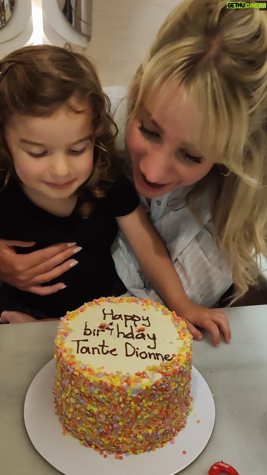 Dionne Stax - 3 Likes - De dag beginnen met roze donuts en eindigen met een regenboogtaart. Dan weet je dat je jarig bent. Dank voor alle lieve berichten en felicitaties! 🙏🏽🤍
Partyplanner: nichtje Mia