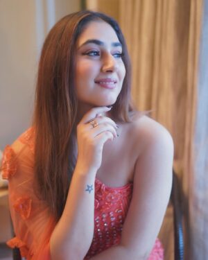Disha Parmar Instagram - About Last Night 💥 

.
.
Styledby- @stylebyriyajain
Outfit- @kanchikhuranacouture
Assisted by- @aparnnadw_
📸 - @iam_rajinamdar