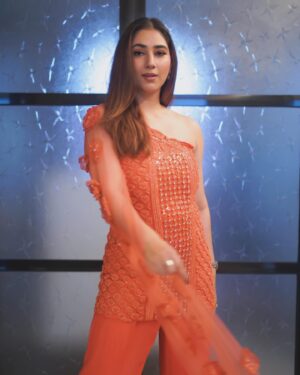 Disha Parmar Instagram - About Last Night 💥 

.
.
Styledby- @stylebyriyajain
Outfit- @kanchikhuranacouture
Assisted by- @aparnnadw_
📸 - @iam_rajinamdar