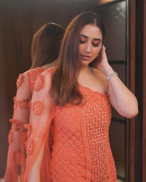 Disha Parmar Instagram - About Last Night 💥 

.
.
Styledby- @stylebyriyajain
Outfit- @kanchikhuranacouture
Assisted by- @aparnnadw_
📸 - @iam_rajinamdar