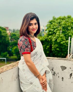 Ditipriya Roy Instagram - “गुम है किसी के प्यार में दिल सुबह शाम” ❤️
.
.
.
.
.
.
.
.
.
.
. 📷 Maa ❤️
.
.
.
. #thursday #photo #lookbook #saree #weather #monsoon #july #fashion #ethnic #ethnicjewellery #mood #bengali #kolkata #home #roof #fashionista #love #sunshine #peace #instagood #instalike #instamood #instalove #instaphoto