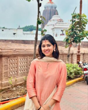 Ditipriya Roy Instagram - ।। জগন্নাথ দর্শন ।। 🙏🏻❤️
.
.
.
.
.
.
.
.
.
.
 
. 📷 মা 
.
.
.
.
. #friday #puri #purijagannath #birthday #special #birthdaymonth #family #trip #roadtrip #positivity #happiness #love #peace #bengali #girl #puja #photo #beach #ethnic #instagood #instafashion #instalove #instadaily #instalike