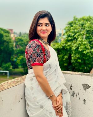Ditipriya Roy Instagram - “गुम है किसी के प्यार में दिल सुबह शाम” ❤️
.
.
.
.
.
.
.
.
.
.
. 📷 Maa ❤️
.
.
.
. #thursday #photo #lookbook #saree #weather #monsoon #july #fashion #ethnic #ethnicjewellery #mood #bengali #kolkata #home #roof #fashionista #love #sunshine #peace #instagood #instalike #instamood #instalove #instaphoto